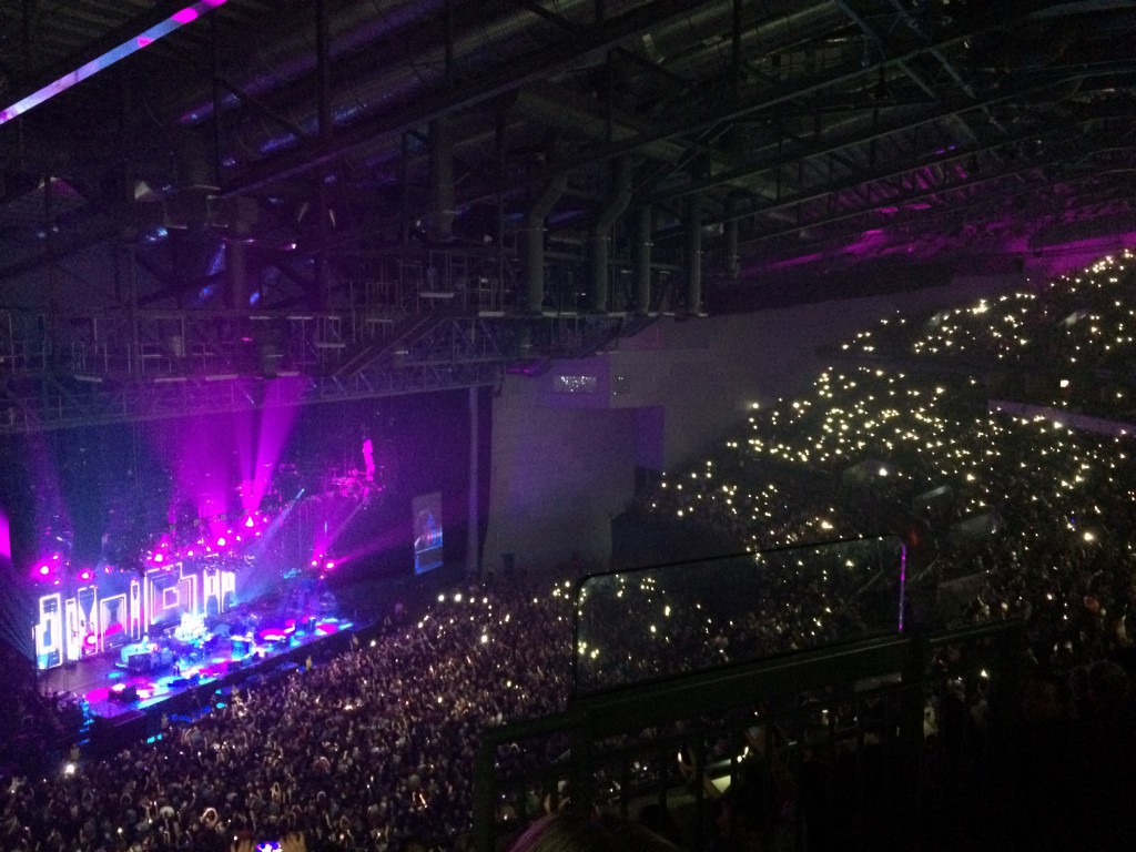 Phone screens lighting up the arena at Stereophonics